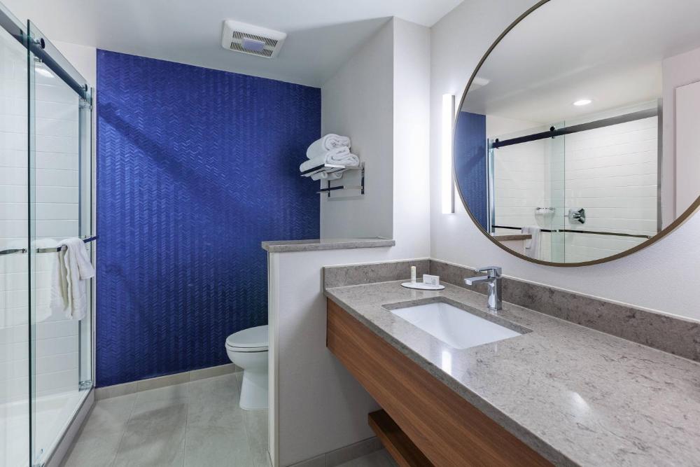 Executive King Suite with Sofa Bed and Tub - Mobility/Hearing Accessible interior